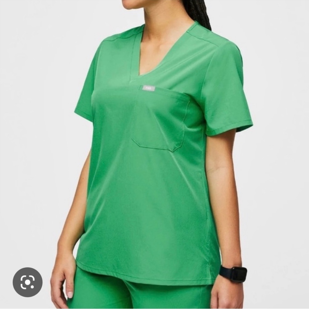 NEW with tags! Figs scrub top